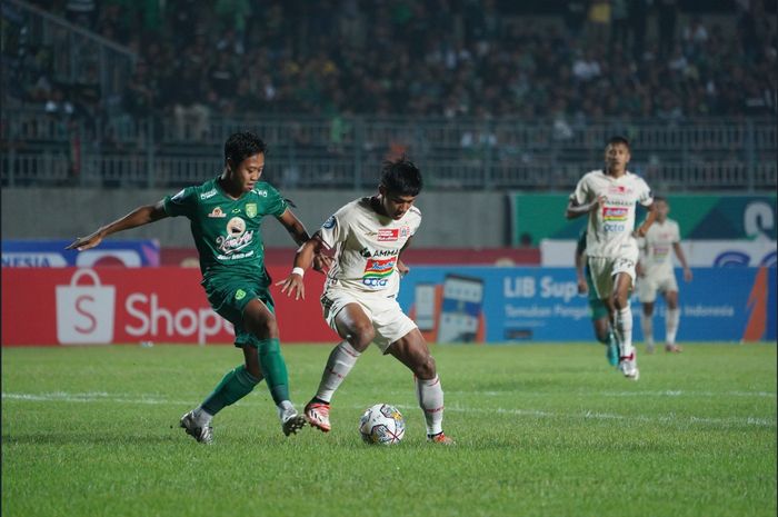 Suasana pertandingan antara Persebaya Surabaya melawan  Persija Jakarta  di Stadion Gelora Joko Samudro, Gresik, Rabu (5/4/2023)