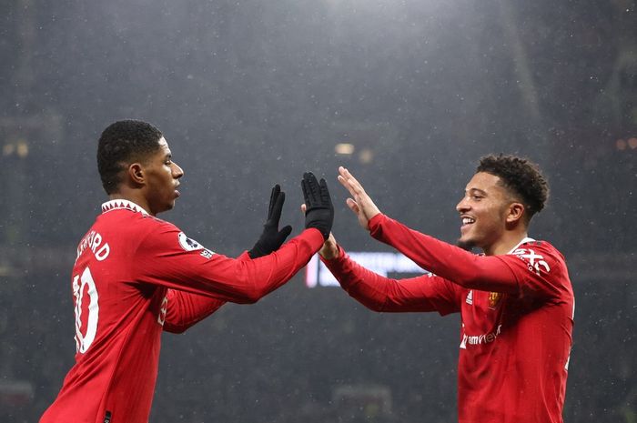 Marcus Rashford (kiri) merayakan gol dengan Jadon Sancho dalam duel Manchester United vs Brentford pada lanjutan Liga Inggris di Old Trafford (5/4/2023).