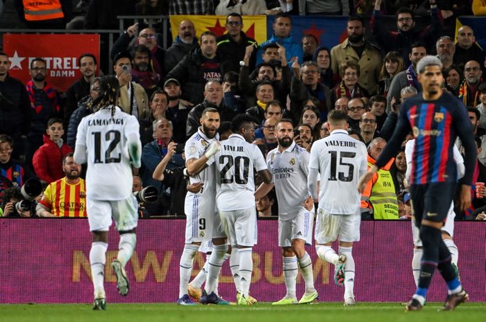 Karim Benzema berhasil mencetak hat-trick pertamanya melawan Barcelona dan membawa Real Madrid lolos ke final Copa del Rey 2022-2023.
