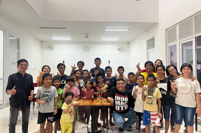 Komunitas Indomanutd Jakarta merayakan ulang tahun ke-23 bersama anak-anak dari Panti Asuhan Kasih Sesama Umat, Tangerang.