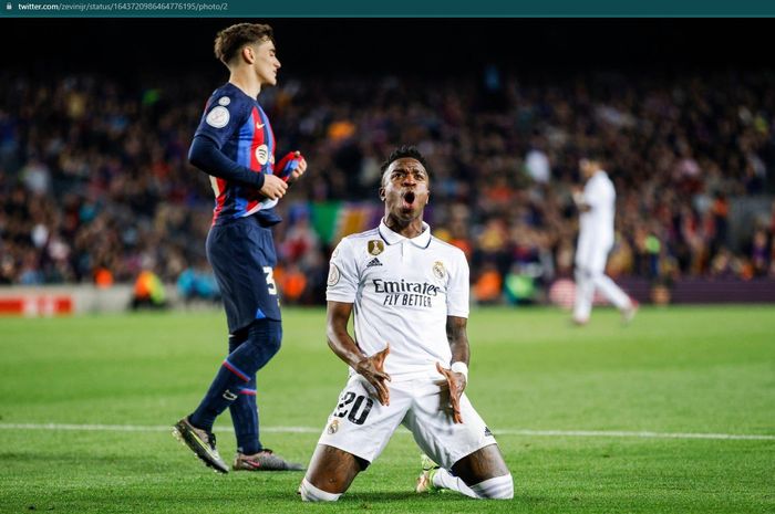 Vinicius Junior mencetak gol pembuka bagi Real Madrid pada menit ke-45+1 ke gawang Barcelona pada leg kedua semifinal Copa del Rey 2022-2023 di Camp Nou.