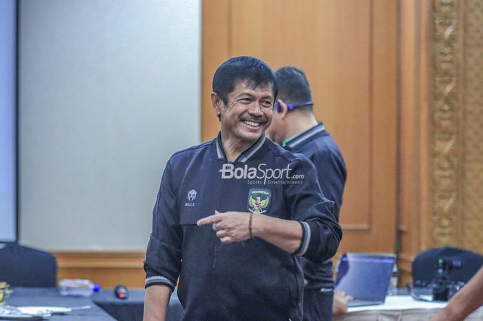 Pelatih timnas U-22 Indonesia, Indra Sjafri, saat ditemui dalam acara syukuran PSSI selamat dari sanksi FIFA di Hotel Sultan, Senayan, Jakarta, Jumat (7/4/2023) malam.