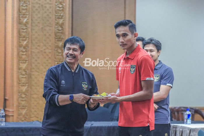 Pelatih timnas U-22 Indonesia, Indra Sjafri (kiri), sedang memberikan nasi kuning kepada pemainnya bernama Rizky Ridho (kanan) dalam acara syukuran PSSI selamat dari sanksi FIFA di Hotel Sultan, Senayan, Jakarta, Jumat (7/4/2023) malam.