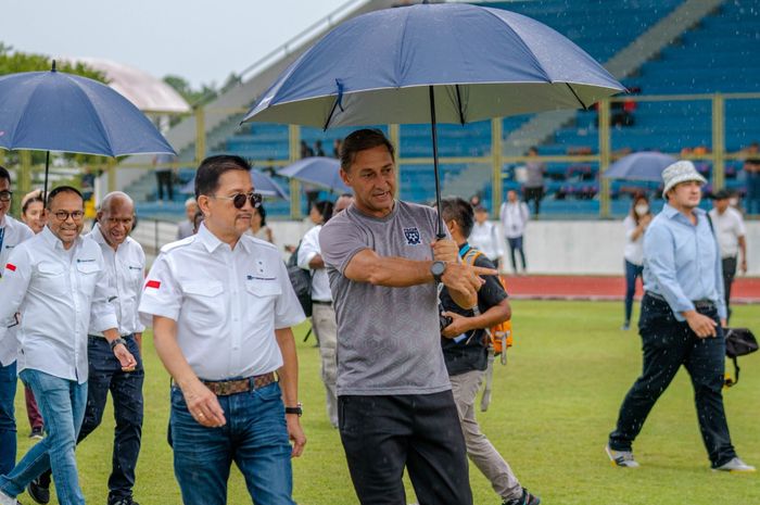 Direktur Papua Football Academy, Wolfgang Pikal, memberikan penjelasan kepada Presiden Direktur PT Freeport Indonesia, Tony Wenas.