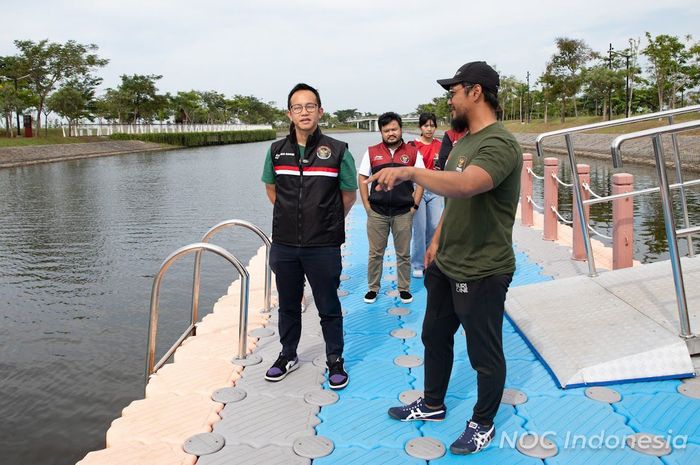 Chef de Mission (CdM) kontingen Indonesia, Lexyndo Hakim memantau pemusatan latihan cabor aquathlon, duathlon, dan triathlon, di kawasan Pantai Indah Kapuk 2 (PIK), Banten, pada Kamis, 6 April 2022.