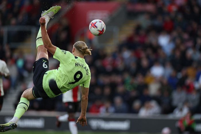 Erling Haaland cetak gol  ke-200 dalam kariernya melalui tendangan salto saat Manchester City tandang ke Southampton di Liga Inggris (8/4/2023).