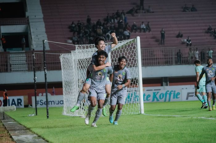 Pemain Persebaya Surabaya, M Iqbal, saat melakukan selebrasi setelah mencetak gol ke gawang Persis Solo, Sabtu (8/4/2023).