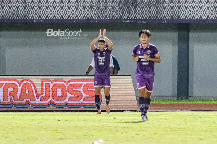 Selebrasi gol kedua Persita Tangerang yang diciptakan oleh Ramiro Fergonzi kala menghadapi Persib Bandung pada laga pekan ke-33 Liga 1 2022-2023 di Indomilk Arena, Tangerang, Minggu (9/4/2023).