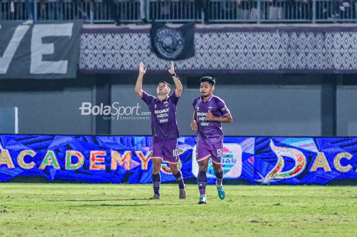 Pemain asing Persita Tangerang, Norberto Ezequiel Vidal, sedang melakukan selebrasi seusai mencetak gol dalam laga pekan ke-33 Liga 1 2022 di Stadion Indomilk Arena, Tangerang, Banten, Minggu (9/4/2023) malam.