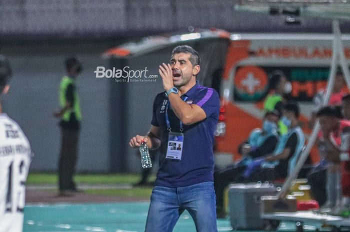 Pelatih Persita Tangerang, Luis Edmundo Duran Riquelme, sedang memberikan intruksi kepada para pemainnya saat bertanding dalam laga pekan ke-33 Liga 1 2022 di Stadion Indomilk Arena, Tangerang, Banten, Minggu (9/4/2023) malam.