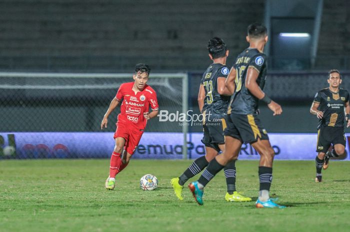 Pemain Persija Jakarta, Witan Sulaeman (kiri), sedang menguasai bola dalam laga pekan ke-33 Liga 1 2022 di Stadion Indomilk Arena, Tangerang Banten, Senin (10/4/2023) malam.