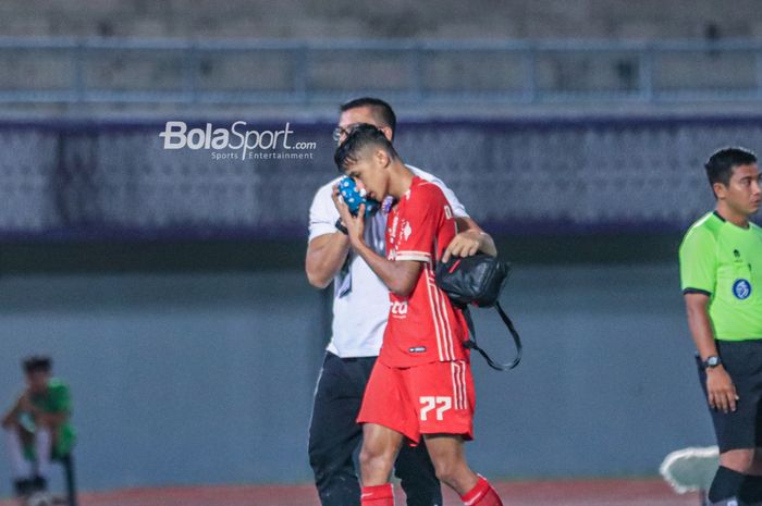 Pemain Persija Jakarta, Dony Tri Pamungkas (kanan), mendapatkan perawatan medis setelah diterjang lawan dalam laga pekan ke-33 Liga 1 2022 di Stadion Indomilk Arena, Tangerang Banten, Senin (10/4/2023) malam.