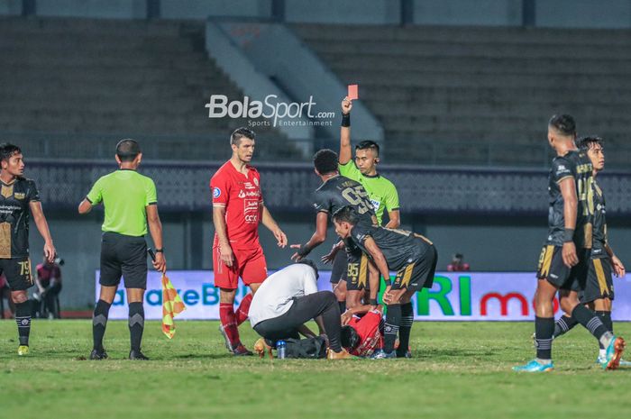 Wasit Aprisman Aranda memberikan kartu merah kepada pemain Dewa United yakni Lucas Ramos De Oliveira setelah menendang pilar Persija yaitu Dony Tri Pamungkas dalam laga pekan ke-33 Liga 1 2022 di Stadion Indomilk Arena, Tangerang Banten, Senin (10/4/2023) malam.