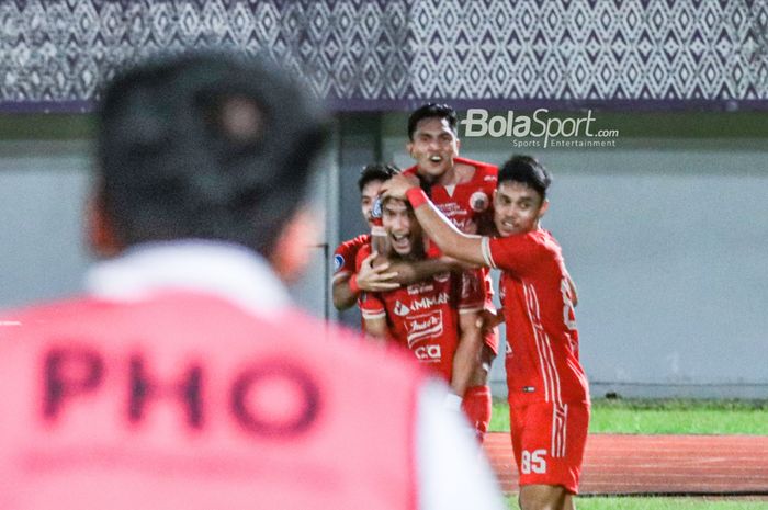 Hansamu Yama Pranata sedang melakukan selebrasi dengan pemain Persija Jakarta seusai mencetak gol dalam laga pekan ke-33 Liga 1 2022 di Stadion Indomilk Arena, Tangerang Banten, Senin (10/4/2023) malam.