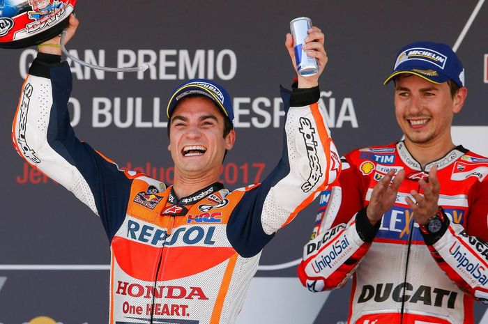 Pembalap Repsol Honda, Dani Pedrosa, merayakan kemenangannya pada balapan MotoGP Spanyol di Sirkuit Jerez, Spanyol, 7 Mei 2017. Tampak dalam gambar Jorge Lorenzo (Ducati) yang finis ketiga.