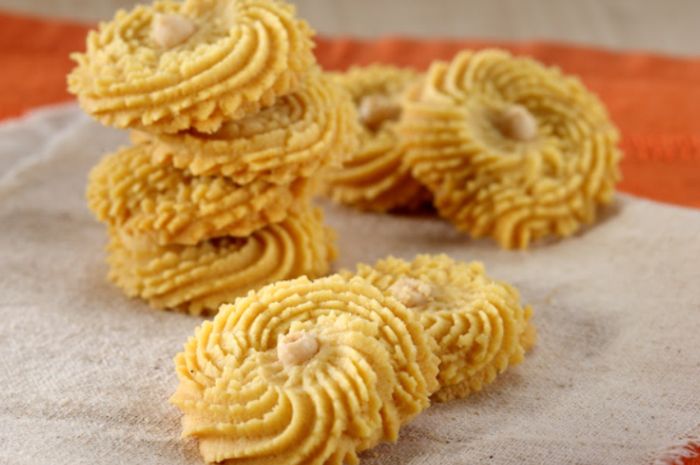 Hidangan kue semprit kacang untuk Lebaran.