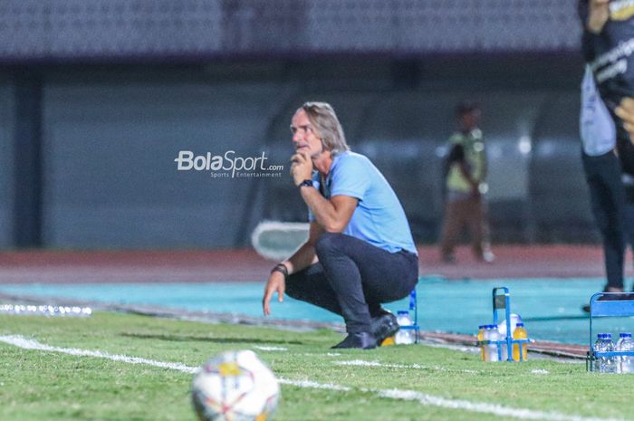 Pelatih Dewa United, Jan Olde Riekerink, sedang memantau para pemainnya bertanding dalam laga pekan ke-33 Liga 1 2022 di Stadion Indomilk Arena, Tangerang Banten, Senin (10/4/2023) malam.