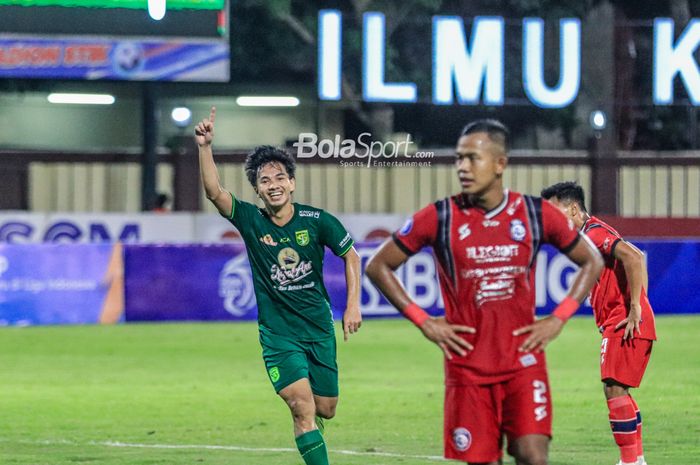 Pemain Persebaya Surabaya, Muhammad Iqbal, melakukan selebrasi seusai mencetak gol dalam laga tunda pekan ke-28 Liga 1 2022 di Stadion PTIK, Blok M, Jakarta, Selasa (11/4/2023) malam.