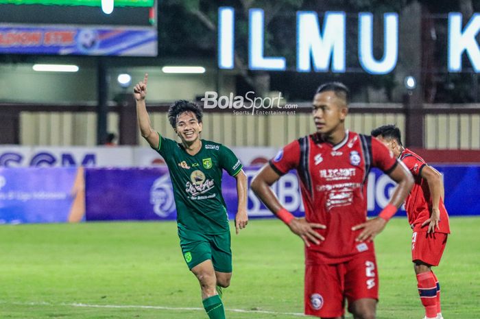 Pemain Persebaya Surabaya, Muhammad Iqbal, melakukan selebrasi seusai mencetak gol dalam laga tunda pekan ke-28 Liga 1 2022 di Stadion PTIK, Blok M, Jakarta, Selasa (11/4/2023) malam.