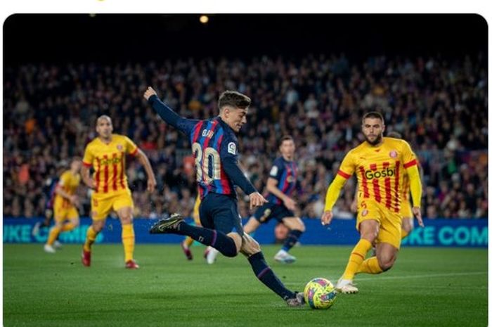 Pemain Barcelona, Gavi (30), beraksi dalam laga melawan Girona dalam laga pekan ke-28 Liga Spanyol 2022-2023, Selasa (11/4/2023)