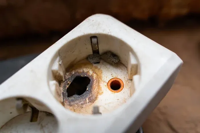 Ngeri Lihat Stop Kontak di Rumah Nenek Meleleh, Biang Kerok jadi