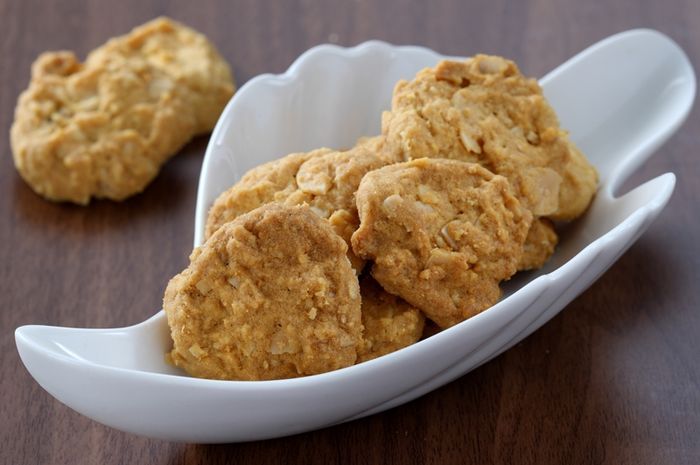 Hidangan kering almond cookies, kue kering untuk Lebaran.