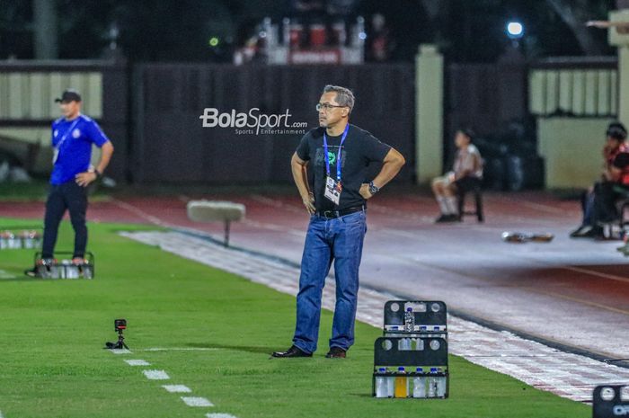 Pelatih Persebaya Surabaya, Aji Santoso, sedang memantau para pemainnya bertanding dalam laga tunda pekan ke-28 Liga 1 2022 di Stadion PTIK, Blok M, Jakarta, Selasa (11/4/2023) malam.