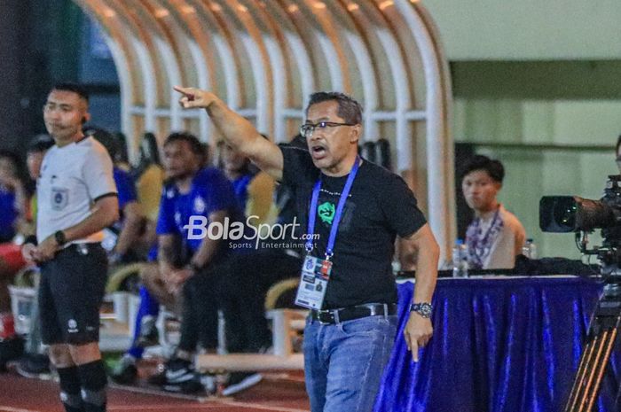 Pelatih Persebaya Surabaya, Aji Santoso, sedang memberikan instruksi kepada para pemain saat bertanding dalam laga tunda pekan ke-28 Liga 1 2022 di Stadion PTIK, Blok M, Jakarta, Selasa (11/4/2023) malam.