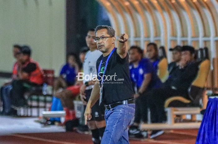 Pelatih Persebaya Surabaya, Aji Santoso, sedang memberikan intruksi kepada para pemain saat bertanding dalam laga tunda pekan ke-28 Liga 1 2022 di Stadion PTIK, Blok M, Jakarta, Selasa (11/4/2023) malam.