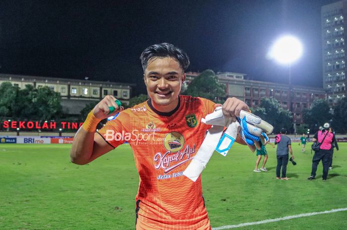 Kiper Persebaya Surabaya, Ernando Ari Sutaryadi, sedang melakukan selebrasi seusai meraih kemenangan dalam  laga tunda pekan ke-28 Liga 1 2022 di Stadion PTIK, Blok M, Jakarta, Selasa (11/4/2023) malam.