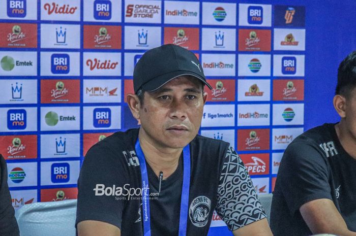 Pelatih Arema FC, Joko Susilo, saat menghadiri sesi jumpa pers setelah laga tunda pekan ke-28 Liga 1 2022 di Stadion PTIK, Blok M, Jakarta, Selasa (11/4/2023) malam.