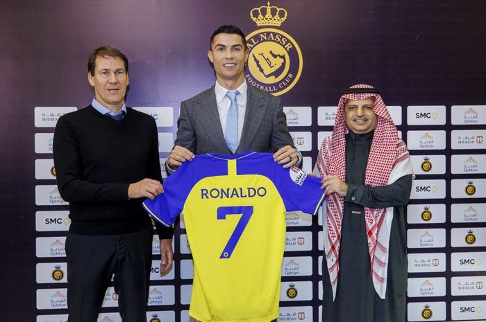 Momen perkenalan Cristiano Ronaldo sebagai pemain Al Nassr bersama Rudi Garcia (kiri), 3 Januari 2023. Pemecatan Garcia membuat Ronaldo punya 11 pelatih hanya dalam 4 tahun terakhir.