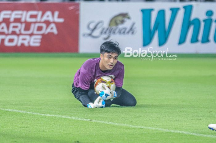 Kiper timnas U-22 Indonesia, Ernando Ari Sutaryadi, sedang menangkap bola saat berlatih di Stadion Utama Gelora Bung Karno, Senayan, Jakarta, Kamis (13/4/2023) malam.
