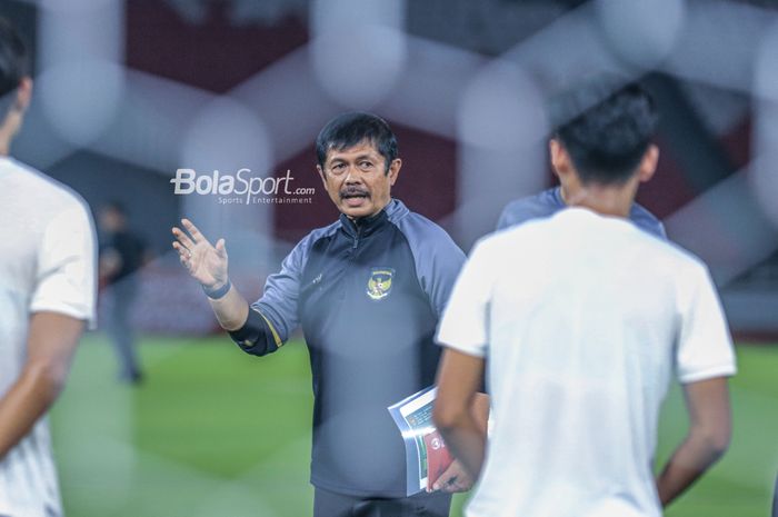 Pelatih timnas U-22 Indonesia, Indra Sjafri, sedang memberikan intruksi kepada para pemainnya saat berlatih di Stadion Utama Gelora Bung Karno, Senayan, Jakarta, Kamis (13/4/2023) malam.
