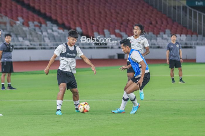 Pemain timnas U-22 Indonesia, Hokky Caraka (kiri), sedang menguasai bola dalam sesi latihan di Stadion Utama Gelora Bung Karno, Senayan, Jakarta, Kamis (13/4/2023) malam.