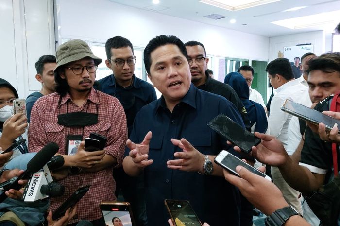 Ketua Umum PSSI, Erick Thohir saat memberi keterangan kepada awak media terkait timnas Indonesia di Gedung Kemenpora BUMN, Jakarta Pusat, Kamis (13/4/2023).