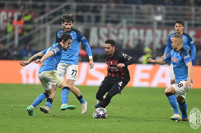 Gelandang AC Milan, Ismael Bennacer, saat dikepung oleh para pemain Napoli pada partai leg pertama perempat final Liga Champions 2022-2023 di San Siro, Rabu (12/4/2023).