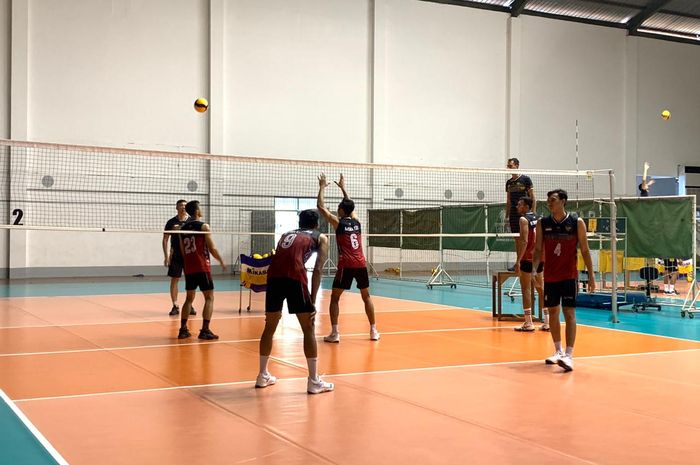 Suasana latihan Timnas Voli Putra di Padepokan Voli, Sentul, Jawa Barat, Kamis (13/04/2023).