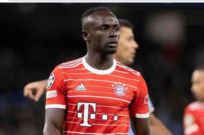 Para pemain Bayern Muenchen mulai jaga jarak dengan Sadio Mane usai insiden pemukulannya kepada Leroy Sane.