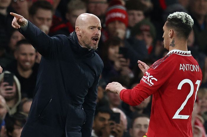 Pelatih Manchester United Erik ten Hag memberikan instruksi kepada Antony.