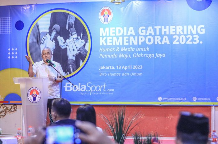 Sesmenpora Republik Indonesia, Gunawan Suswantoro, sedang memberikan sambutan dalam acara Media Gathering Kemenpora 2023 di kawasan Jakarta Selatan, Kamis (13/4/2023).