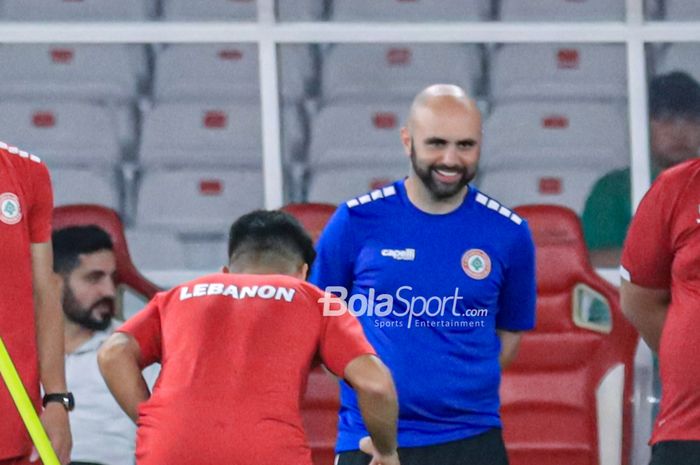 Pelatih timnas U-22 Lebanon, Miguel Moreira (kanan), tersenyum saat memantau para pemainnya berlatih di Stadion Utama Gelora Bung Karno, Senayan, Jakarta, Kamis (13/4/2023) malam.
