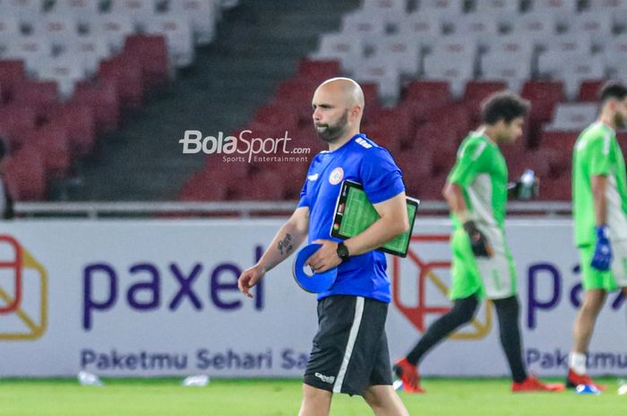 Pelatih timnas U-22 Lebanon, Miguel Moreira, sedang memantau para pemainnya berlatih di Stadion Utama Gelora Bung Karno, Senayan, Jakarta, Kamis (13/4/2023) malam.