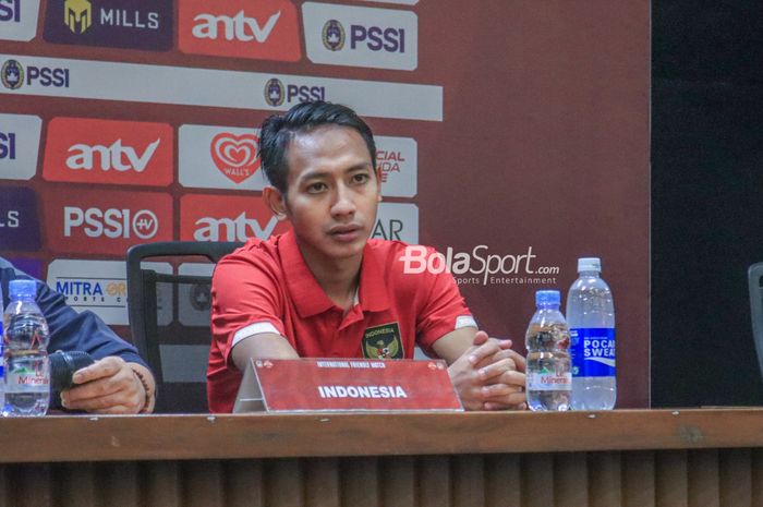Gelandang timnas U-22 Indonesia, Beckham Putra Nugraha, aat menghadiri sesi jumpa pers setelah pertandingan di Stadion Utama Gelora Bung Karno, Senayan, Jakarta, Jumat (14/4/2023) malam.