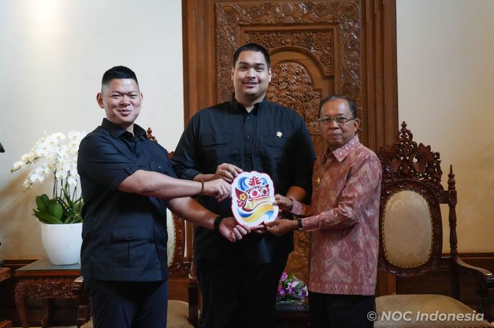 Ketua NOC Indonesia, Raja Okto Saptahari (kiri) Menpora Dito Ariotedjo (kanan), dan Gubernur Bali, Wayan Koster (kanan) berkomitmen sukseskan gelaran ANOC World Beach Games 2023