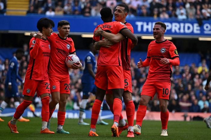 Para pemain Brighton merayakan gol Danny Welbeck ke gawang Chelsea pada lanjutan Liga Inggris di Stamford Bridge (15/4/2023).