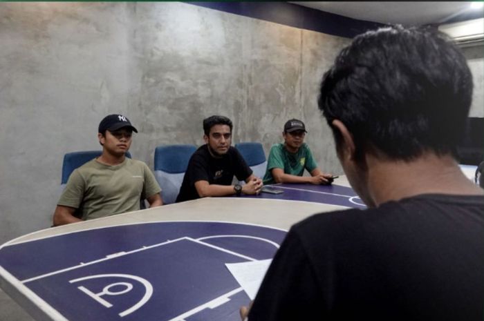 Mediasi yang dilakukan manajemen Persebaya Surabaya, Andre Oktaviansyah, Polrestabes Surabaya bersama oknum suporter Bonek yang mengancam pemain Bajul Ijo.
