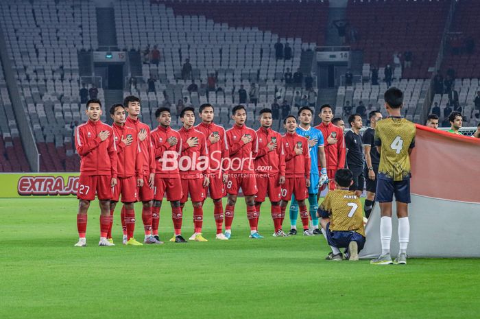 Skuat timnas U-22 Indonesia (skuad timnas u-22 Indonesia) sedang menyanyikan lagu kebangsaan di Stadion Utama Gelora Bung Karno, Senayan, Jakarta, Jumat (14/4/2023) malam.