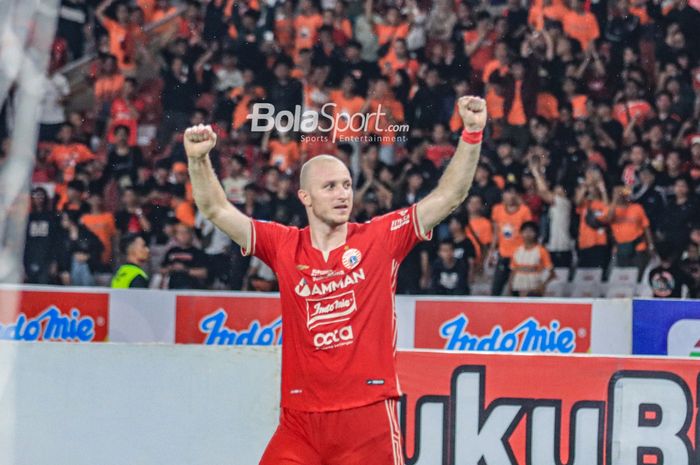 Penyerang asing Persija Jakarta, Michael Krmencik, sedang melakukan selebrasi seusai mencetak gol dalam laga pekan ke-34 Liga 1 2022 di Stadion Utama Gelora Bung Karno, Senayan, Jakarta, Sabtu (15/4/2023) malam.