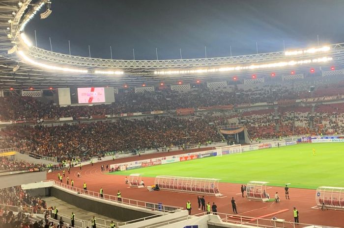 The Jakmania bergemuruh terdengar dalam laga pekan ke-34 Liga 1 2022/2023 antara Persija Jakarta vs PSS Sleman di Stadion Utama Gelora Bung Karno (SUGBK), Senayan, Jakarta Pusat, Sabtu (15/4/2023).